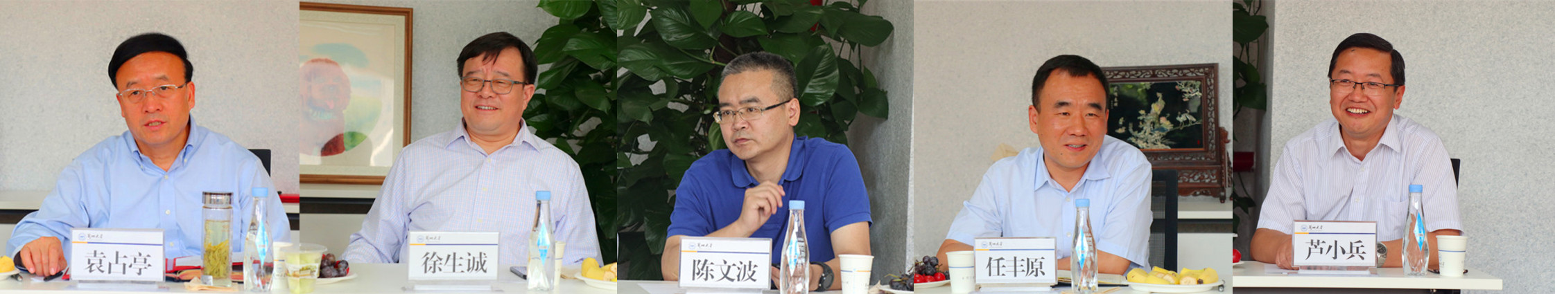 领导合影.jpg